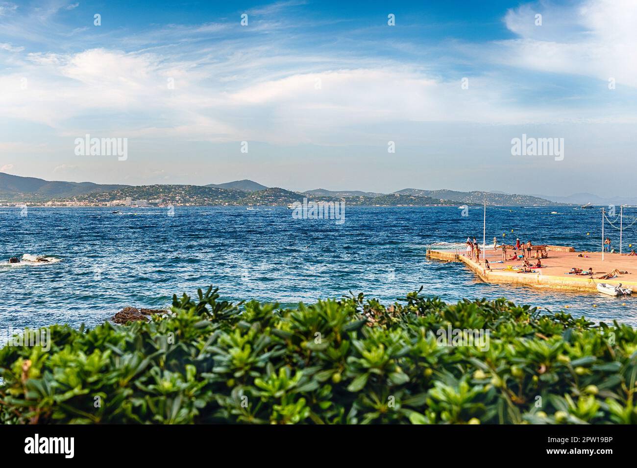 Der malerische Strand La Ponche im Zentrum von Saint-Tropez, Cote d'Azur, Frankreich. Die Stadt ist ein weltweit berühmter Ferienort für den europäischen und amerikanischen Jet Set A Stockfoto