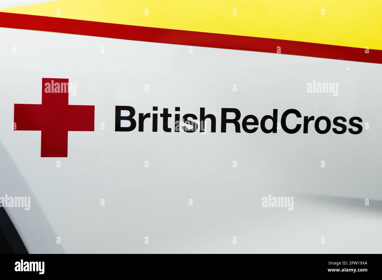 Logo des britischen Roten Kreuzes auf der Seite des Einsatzfahrzeugs, Großbritannien Stockfoto