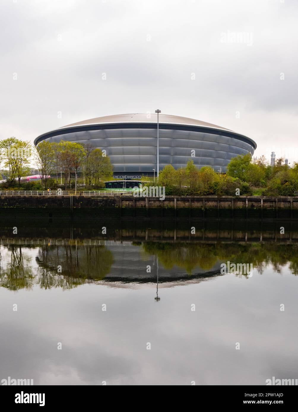 OVO Hydro spiegelte sich im Fluss Clyde, Glasgow, Schottland, Vereinigtes Königreich Stockfoto