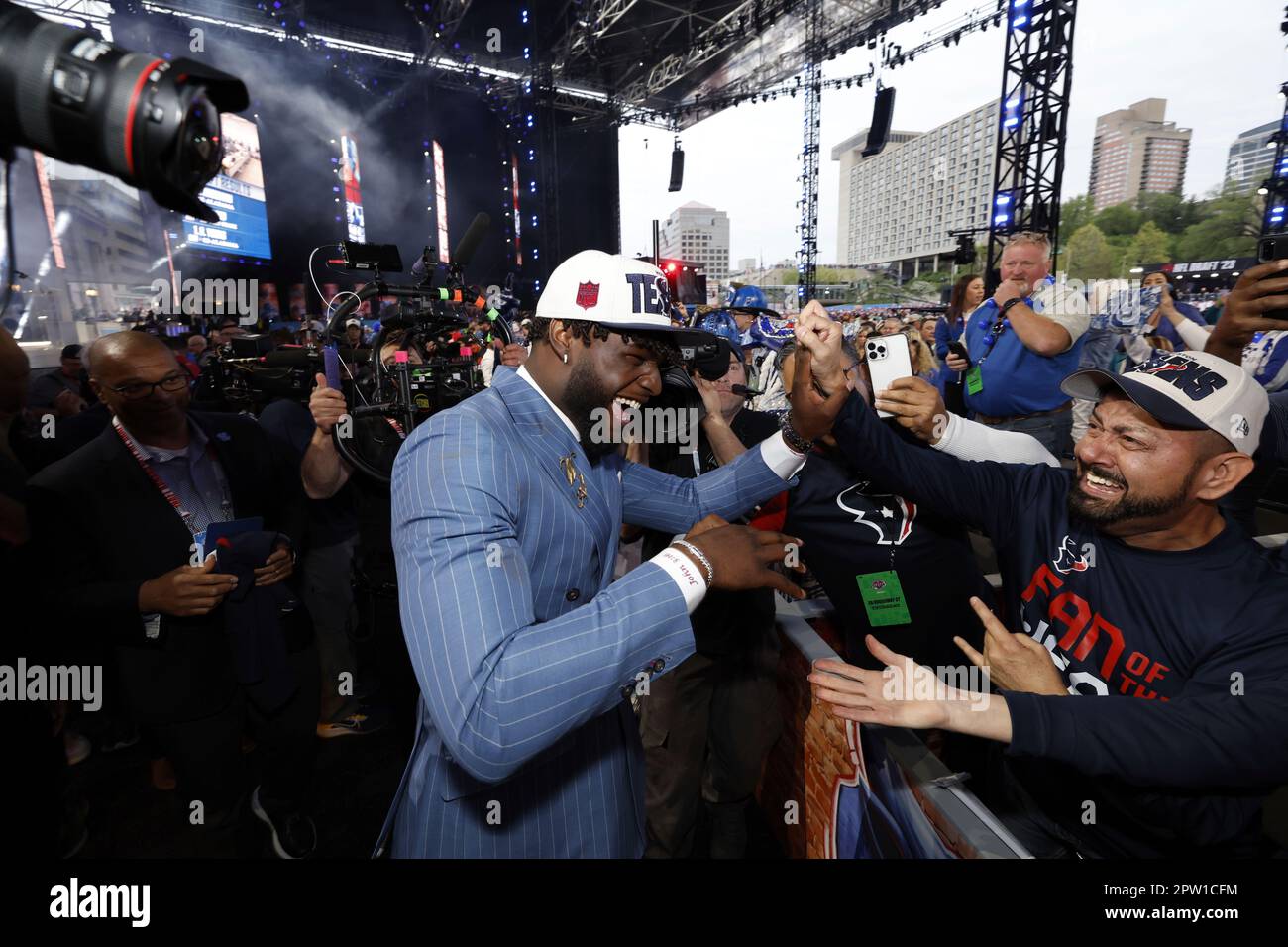 Alabama Edge Will Anderson Jr. poses with Houston Texan fans after