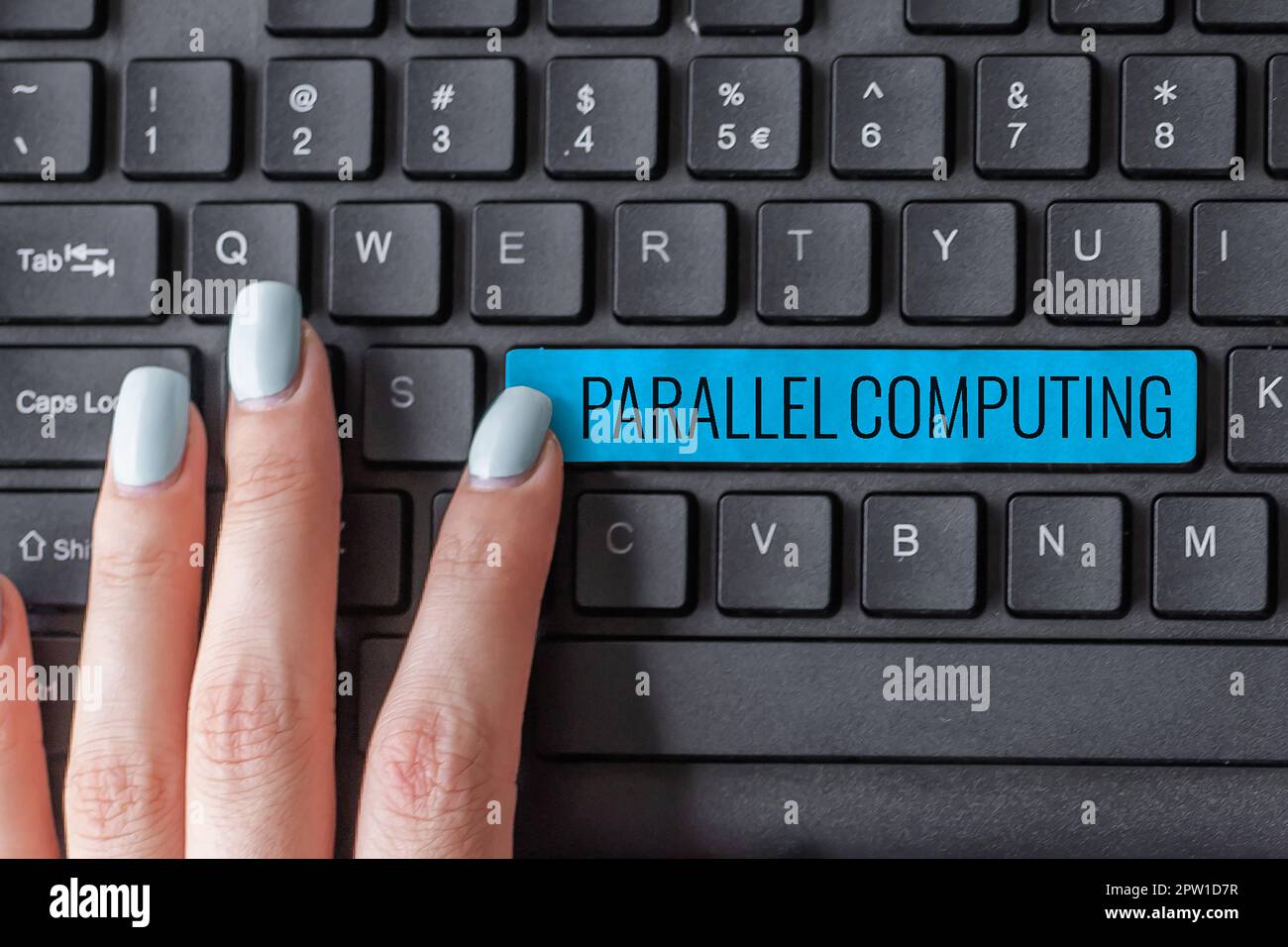 Handgeschriebenes Schild Parallel Computing, Wort geschrieben auf simultaner Berechnung mittels Software und Hardware Stockfoto