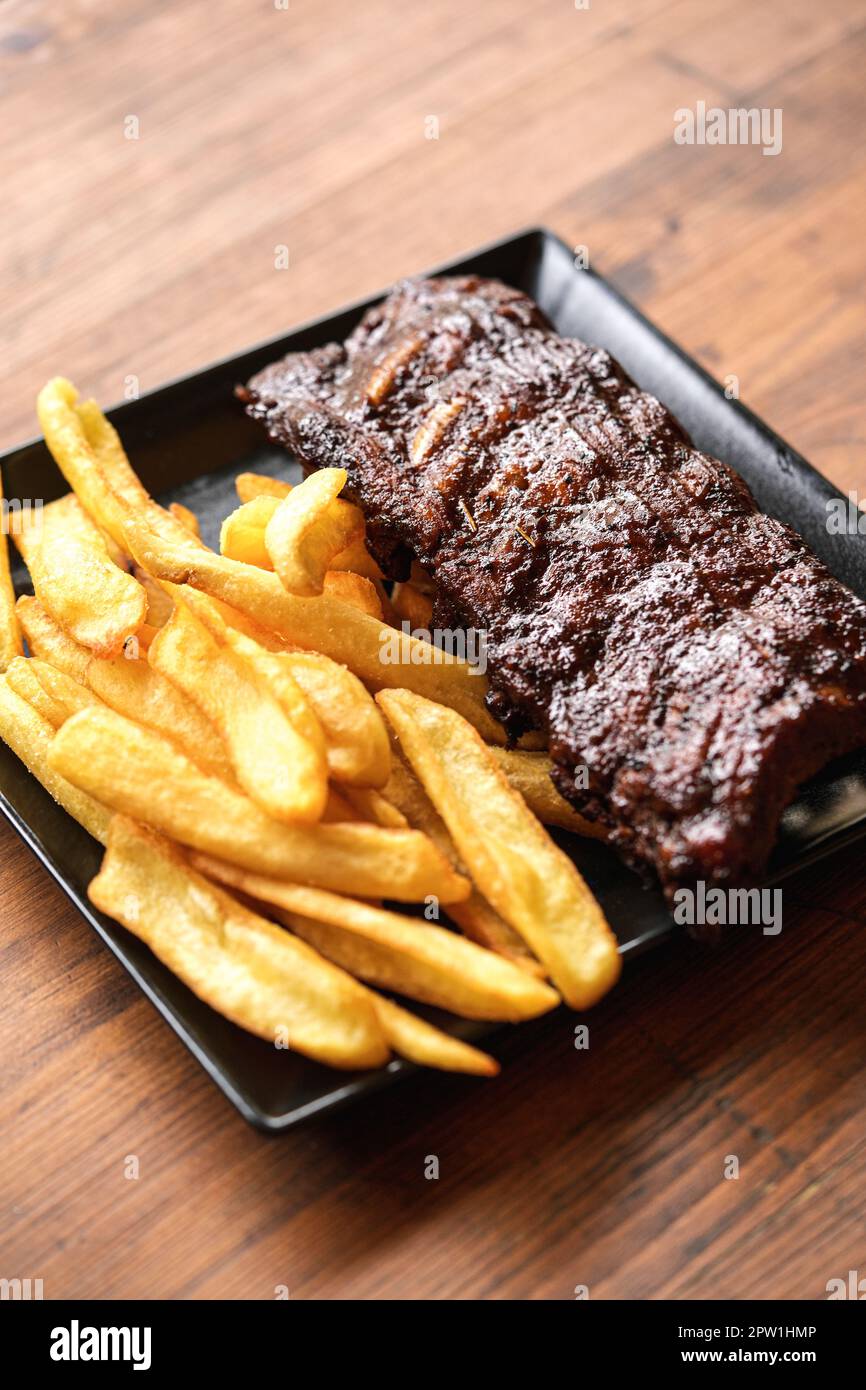 Eine Portion Schweinerippchen und Pommes frites. Stockfoto