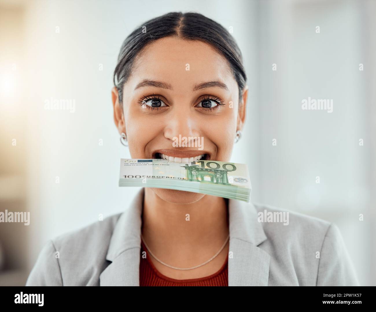 Geld, eine glückliche und lächelnde Geschäftsfrau, die Geld für eine Zahnversicherung ausgibt. Eine Frau, die ihr Vermögen an Spareinkünften zeigt, Finanzen und Bu plant Stockfoto