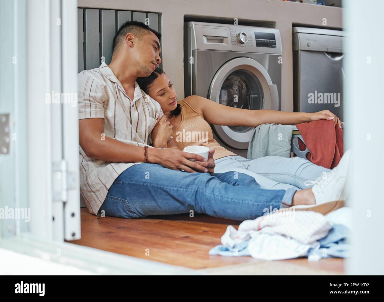 Paare, Hausarbeiten und Wäsche während der Hausreinigung fühlen sich müde und entspannend zusammen. Liebevoller Freund und Freundin mit einer gesunden Beziehung Stockfoto
