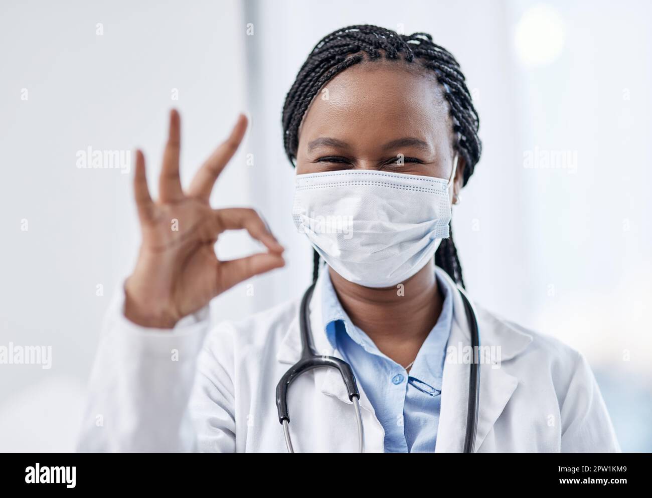 Arzt Gesten okay Handzeichen, Symbol und Emoji, um Erfolg und Übereinstimmung in einer guten Klinik oder Krankenhaus auszudrücken. Porträt eines lächelnden medizinischen Patholo Stockfoto