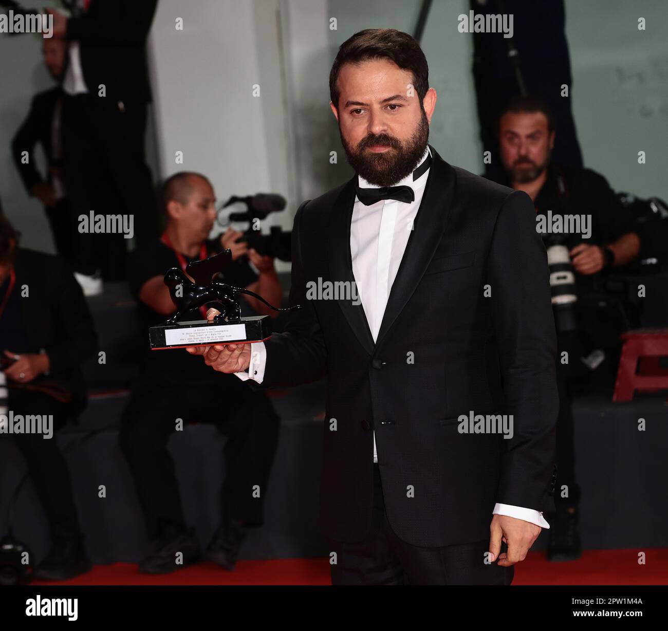 VENEDIG, ITALIEN - SEPTEMBER 10: Houman Seyyedi posiert mit dem Orizzonti Award für den besten Film für den 3. Weltkrieg auf dem Venedig Filmfestival 79. Stockfoto