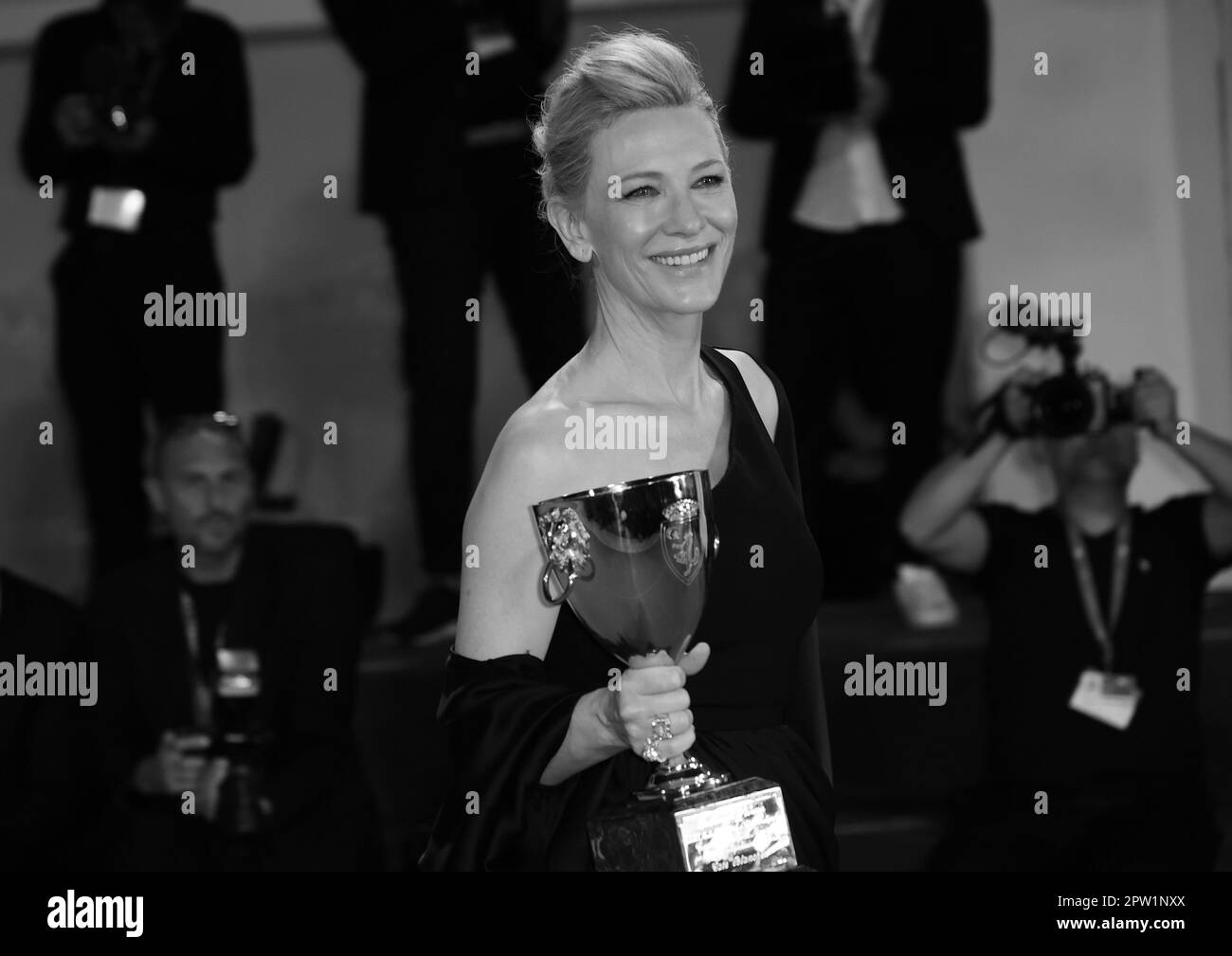 VENEDIG, ITALIEN - SEPTEMBER 10: Cate Blanchett posiert mit dem Coppa Volpi als beste Schauspielerin für „Tar“ beim Venedig Filmfestival 79. Stockfoto