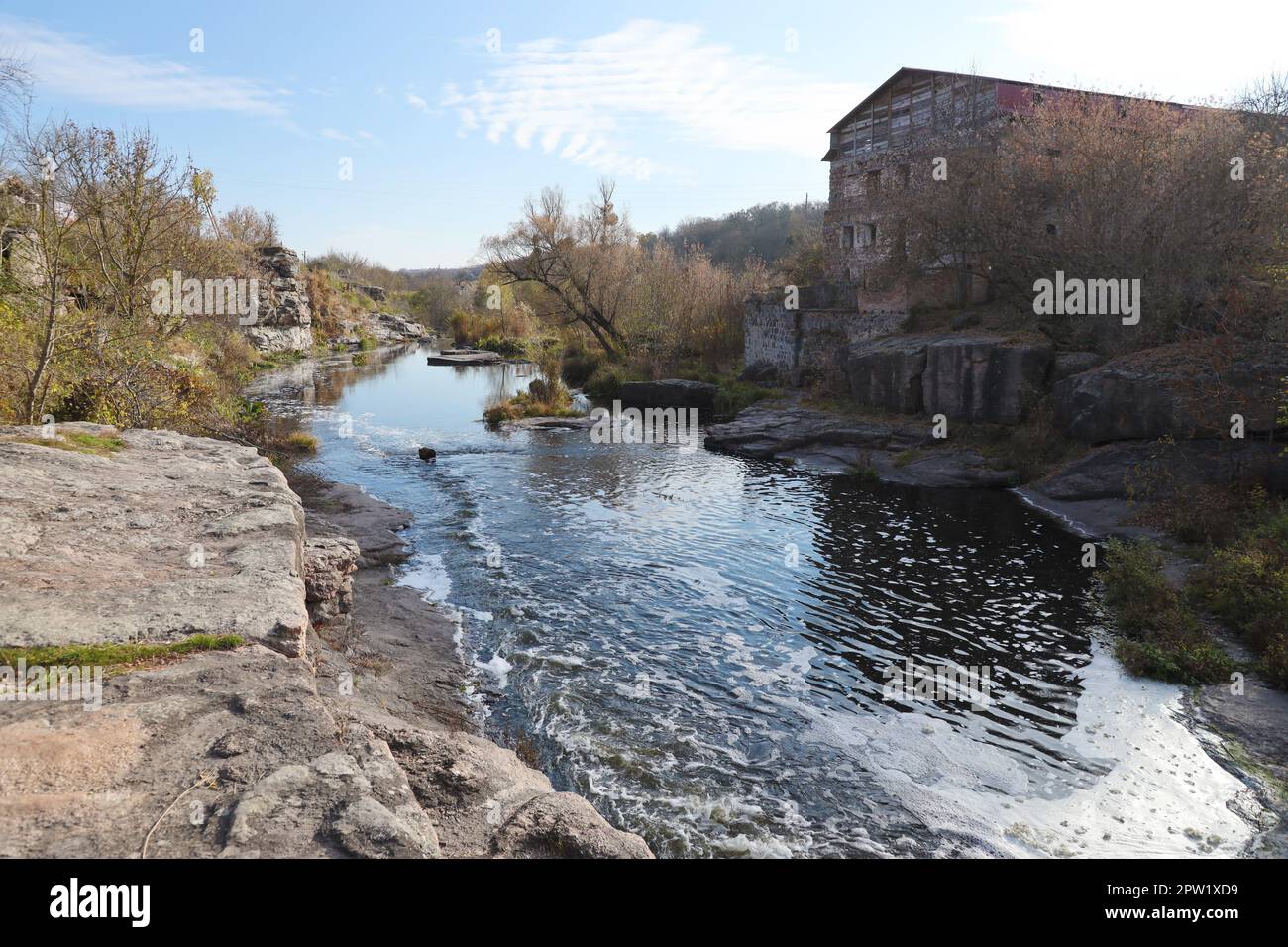 Felsenufer, Berglandschaft. Blick auf den Gebirgsfluss im frühen Frühjahr. Naturlandschaft, Wildnis. Bukski Canyon und Tikich Fluss Stockfoto