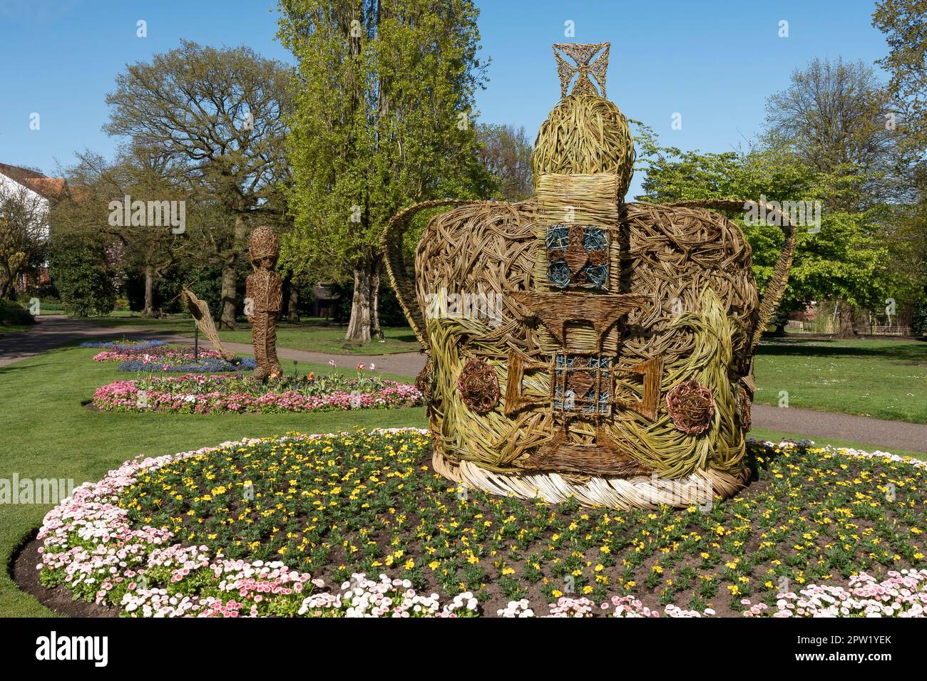 Eine kunstvoll verzierte Weidenskulptur einer königlichen Krone im Grosvenor Park Chester UK Stockfoto