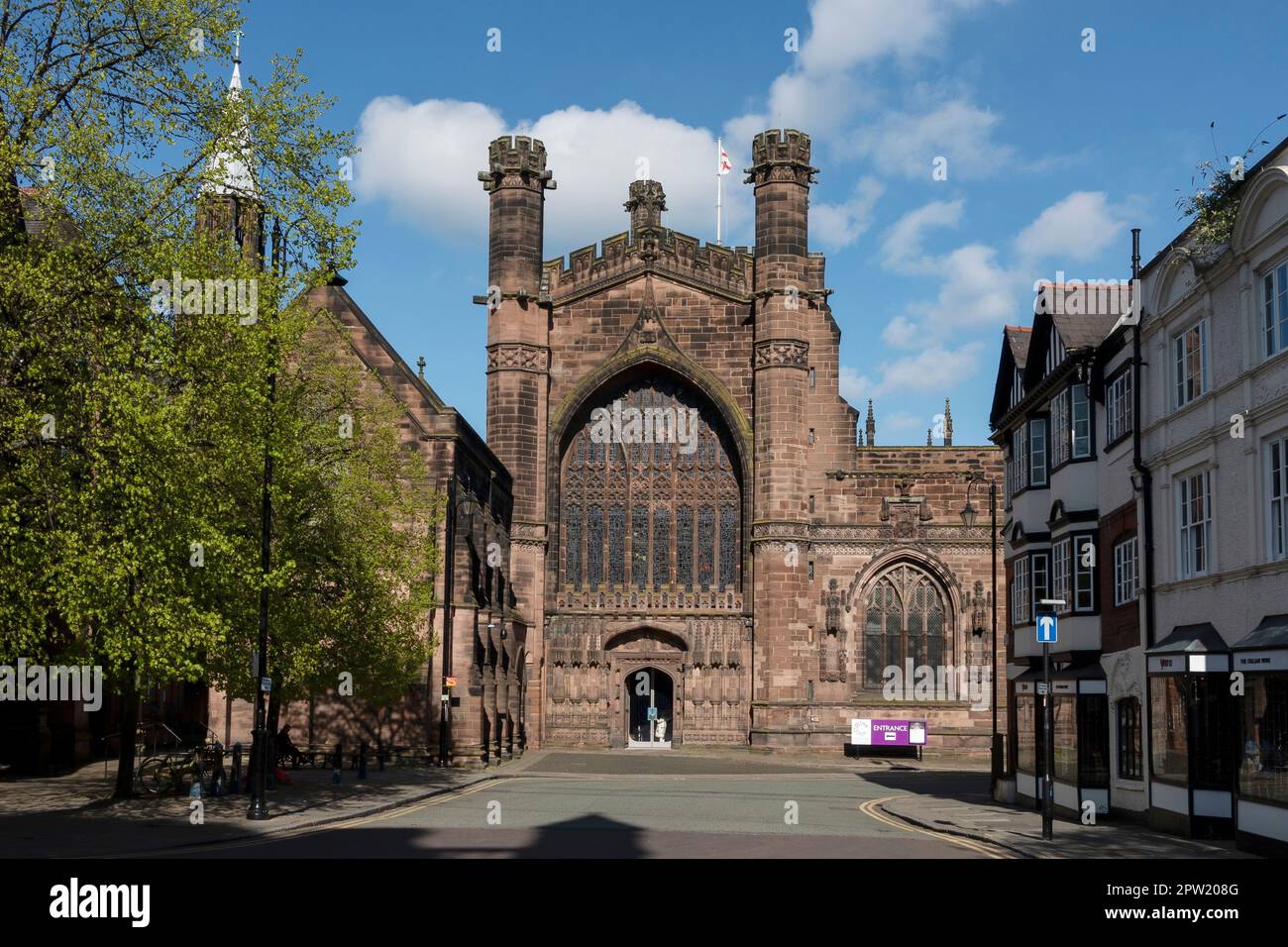 Die Westfront der Chester Cathedral an der St. Werburgh Street Chester UK Stockfoto