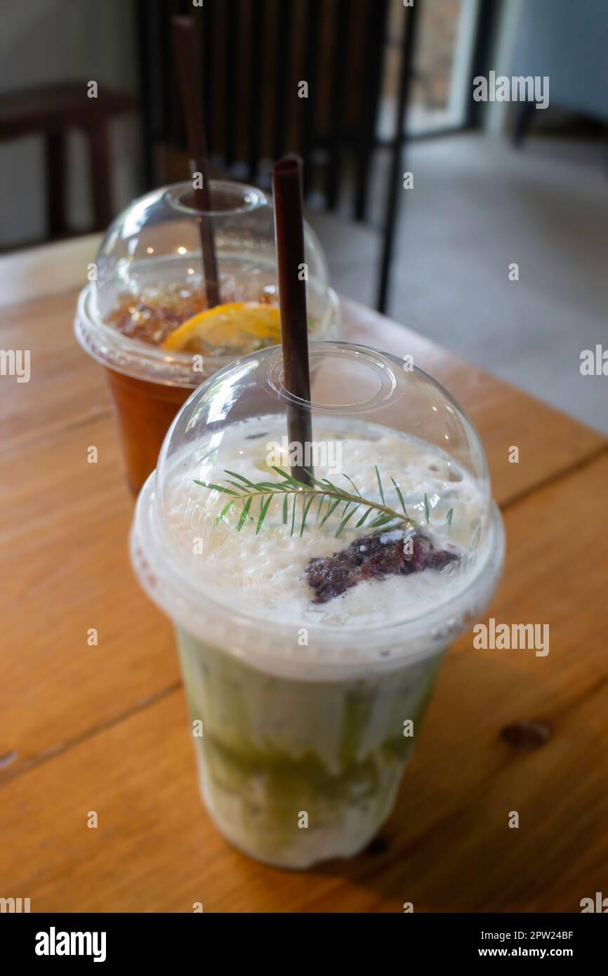 Grüner Eistee mit Milch und Zitronentee auf Holztisch, Stockfoto Stockfoto
