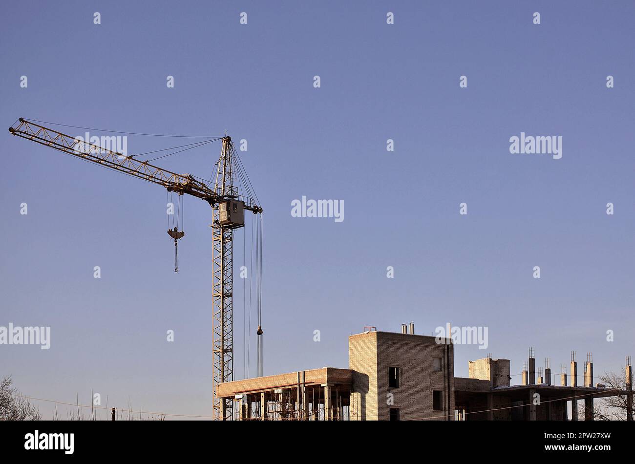 Die hohen Kräne im Inneren Platz für mit hohen Gebäuden im Bau eines klaren blauen Himmel. Kran und Gebäude arbeiten, Fortschritte mit copyspa Stockfoto