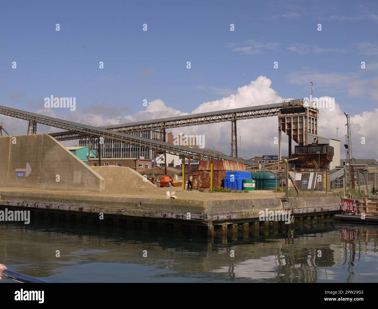 Cemex Brighton Concrete Plant & Wharf, Halls Wharf, Portslade, aus Sicht des Southwick Ship Canal im Mai 2019 Stockfoto