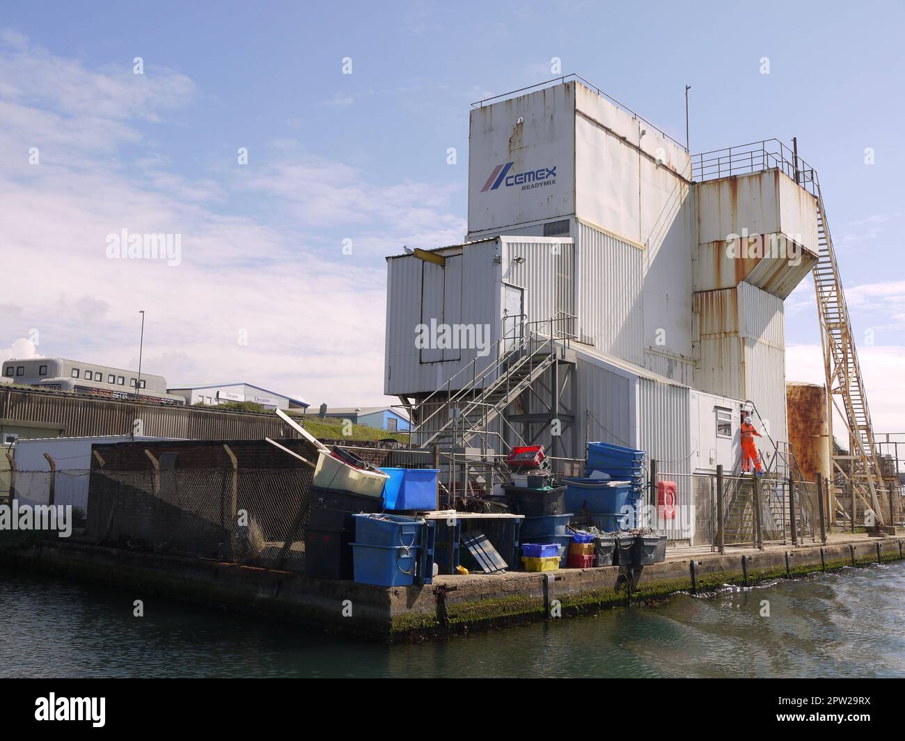 Cemex Brighton Concrete Plant & Wharf, Halls Wharf, Portslade, aus Sicht des Southwick Ship Canal im Mai 2019 Stockfoto