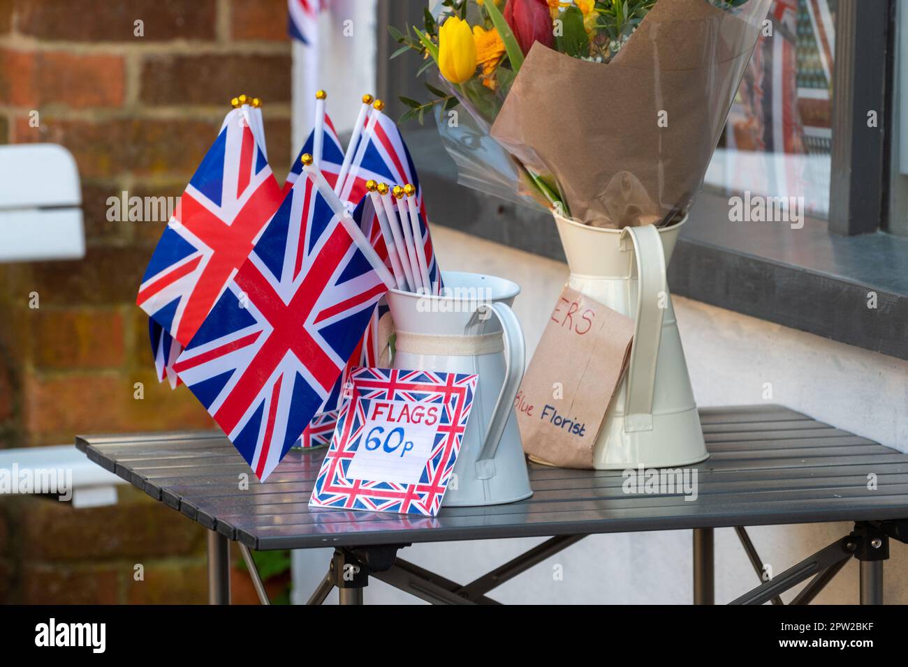 April 28. 2023, Union Jack Flags zum Verkauf vor einem Dorfladen in Selborne, Hampshire, England, Großbritannien, zur Krönung von König Karl III Stockfoto