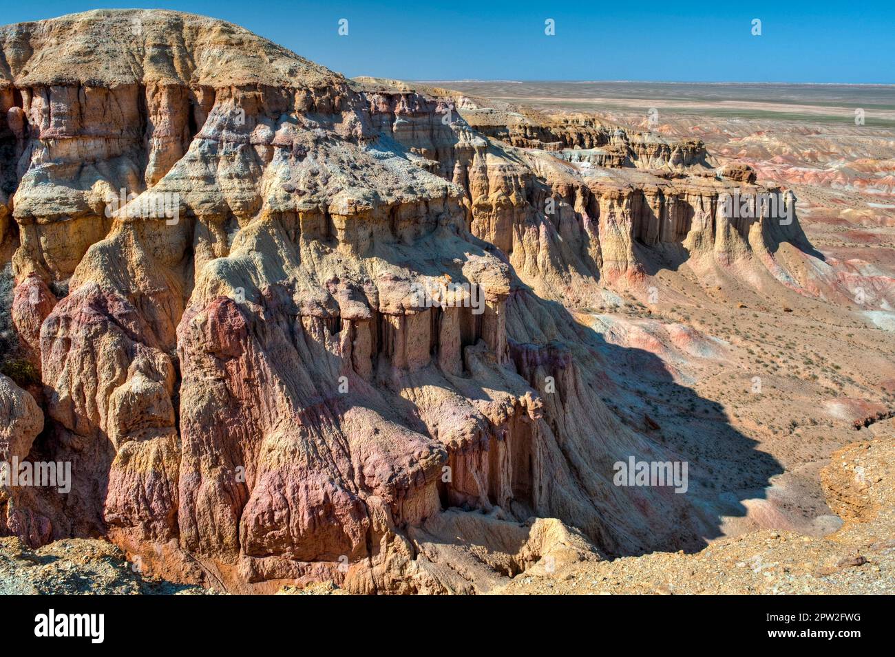 Ein Canyon mit Schroffen und steilen Felswänden in der Wüste Gobi, Mongolei, Zentralasien Stockfoto