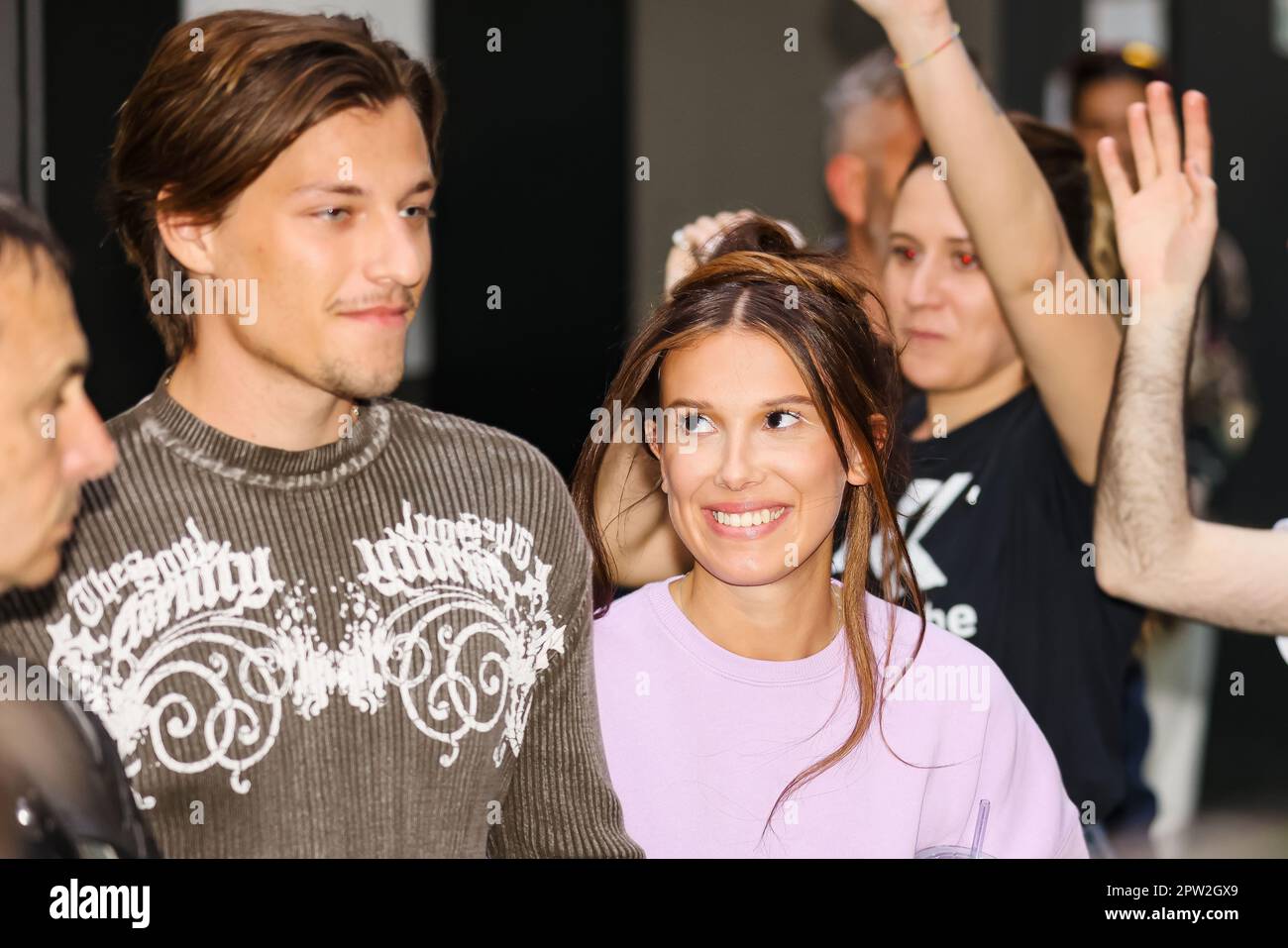 Mailand, Italien. 28. April 2023. Millie Bobby Brown und Jake Bongiovi werden am 28. April 2023 in Mailand, Italien, gesehen (Foto von Alessandro Bremec/NurPhoto). Kredit: NurPhoto SRL/Alamy Live News Stockfoto