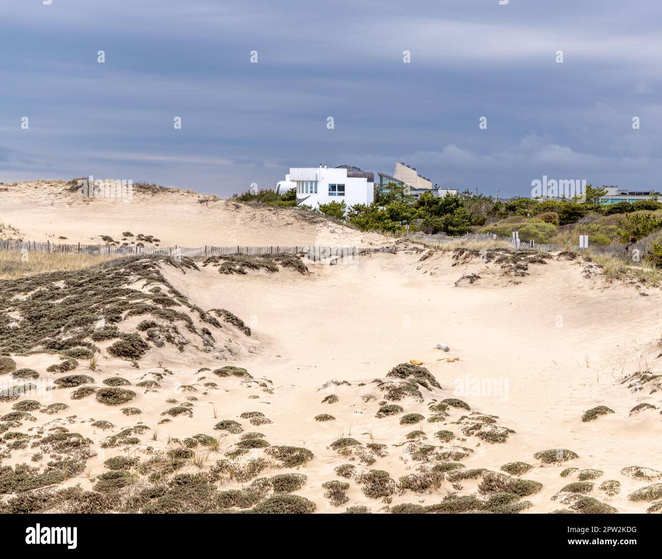 Ein weißes modernes Haus am Meer am 16 Marine Blvd, Amagansett Stockfoto