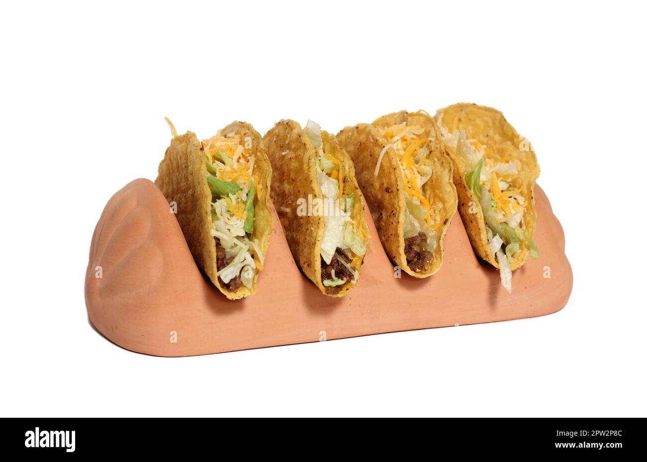 Terrakotta-Taco-Halter mit vier Crunchy Tacos auf weißem Hintergrund Stockfoto