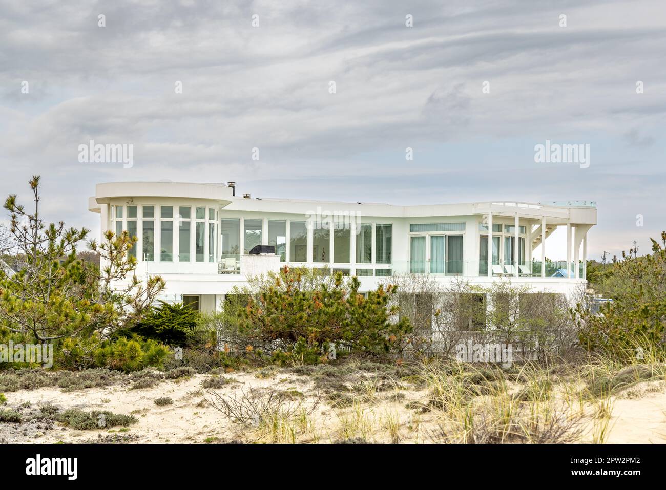 Großes, weißes, zeitgenössisches Hotel in der 9 mitchell Dünen Lane in Amagansett, NY Stockfoto