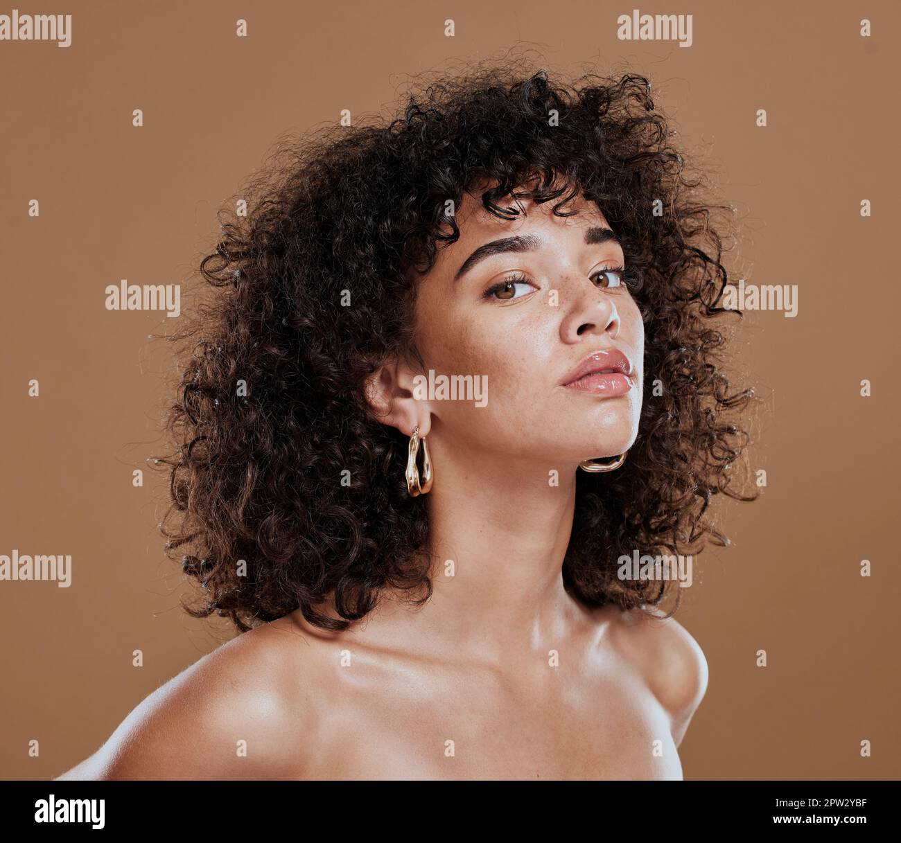 Black Woman, Beauty and Skincare Face Portrait für natürliche Afro-, Gesichts- oder Haarpflegekosmetik. Gesundes, schönes und selbstbewusstes Modell mit lockigen Haaren Stockfoto