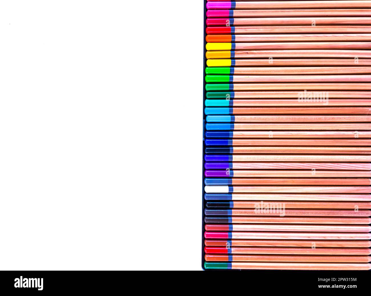 Farbige Bleistifte auf Papierhintergrund. Stockfoto