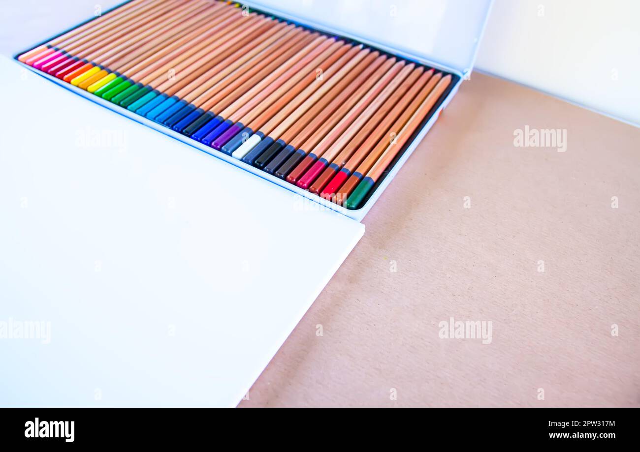Farbige Bleistifte auf Papierhintergrund. Stockfoto