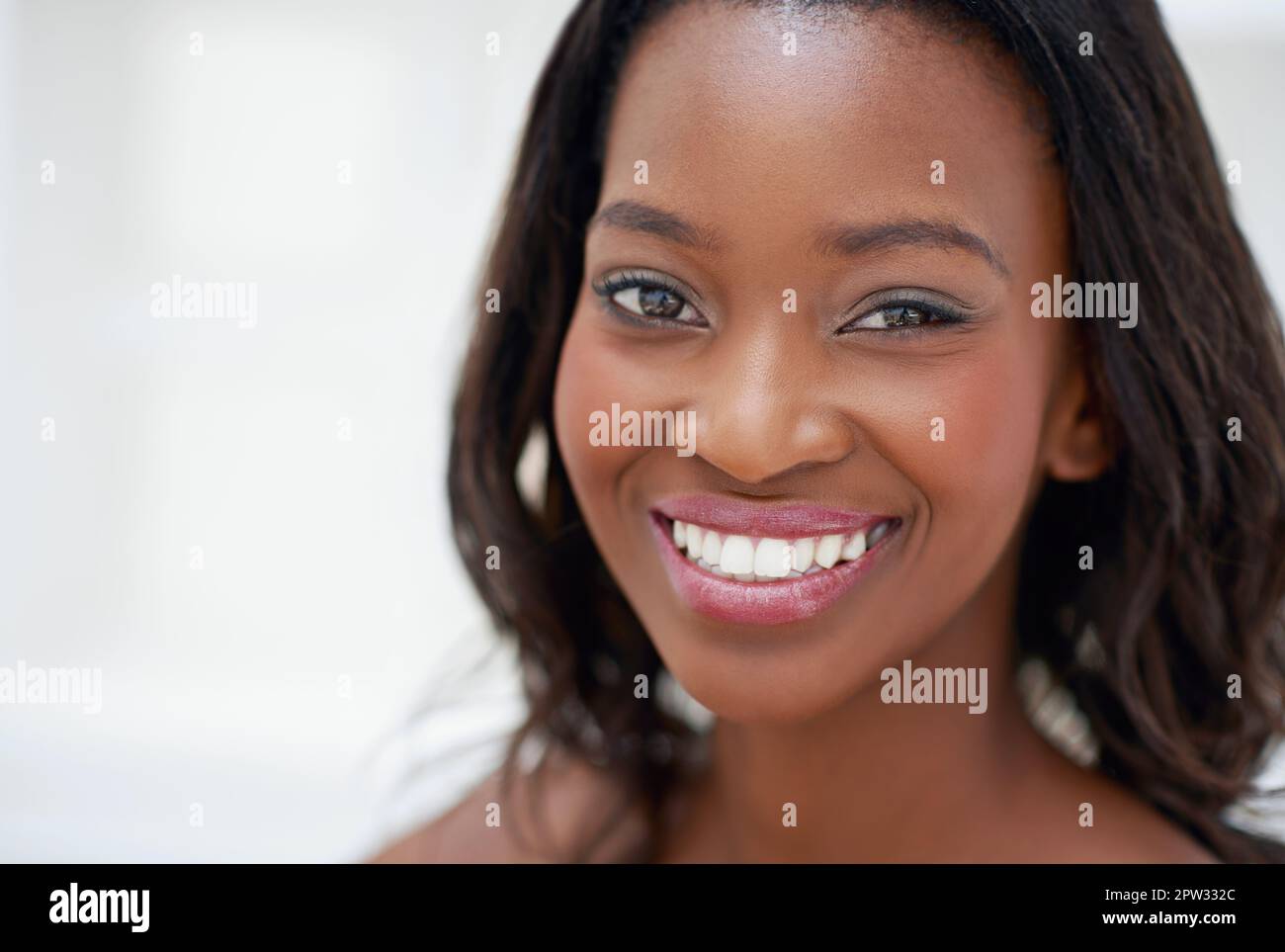 Strahlend schön. Eine junge Frau während ihres täglichen Schönheitsrituals Stockfoto