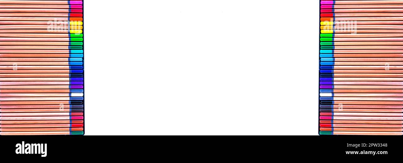 Farbige Bleistifte auf Papierhintergrund. Stockfoto