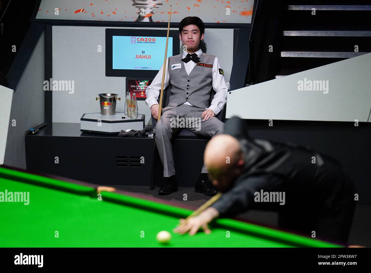 SI Jiahui beobachtet sein Spiel gegen Luca Brecel (rechts) am 14. Tag