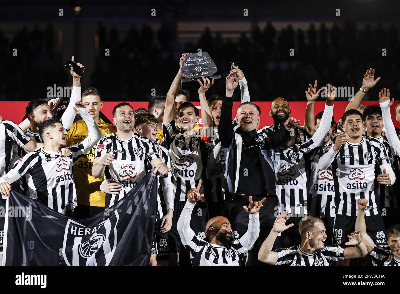 ALMELO - Heracles Almelo Torwart Michael brouwer, Heracles Almelo Torwart Koen Bucker, Heracles Almelo Torwart Robin Jalving, Heracles Almelo Torwart Timo Jansink, Sylian Mokono von Heracles Almelo, Sven Sonnenberg von Heracles Almelo, Marco Rooles Alente von Heracles Rooles Alente, Heracles Rooles Alente von Heracles Almelo Heritier Deyonge of Heracles Almelo, Navajo Bakboord of Heracles Almelo, Justin Hoogma of Heracles Almelo, Mateo Les of Heracles Almelo, Robin Polley of Heracles Almelo, Chiel Olde Keizer of Heracles Almelo, Elias Sierahra of Heracles Almelo, Anas Oumelo oder H Oumelo Stockfoto