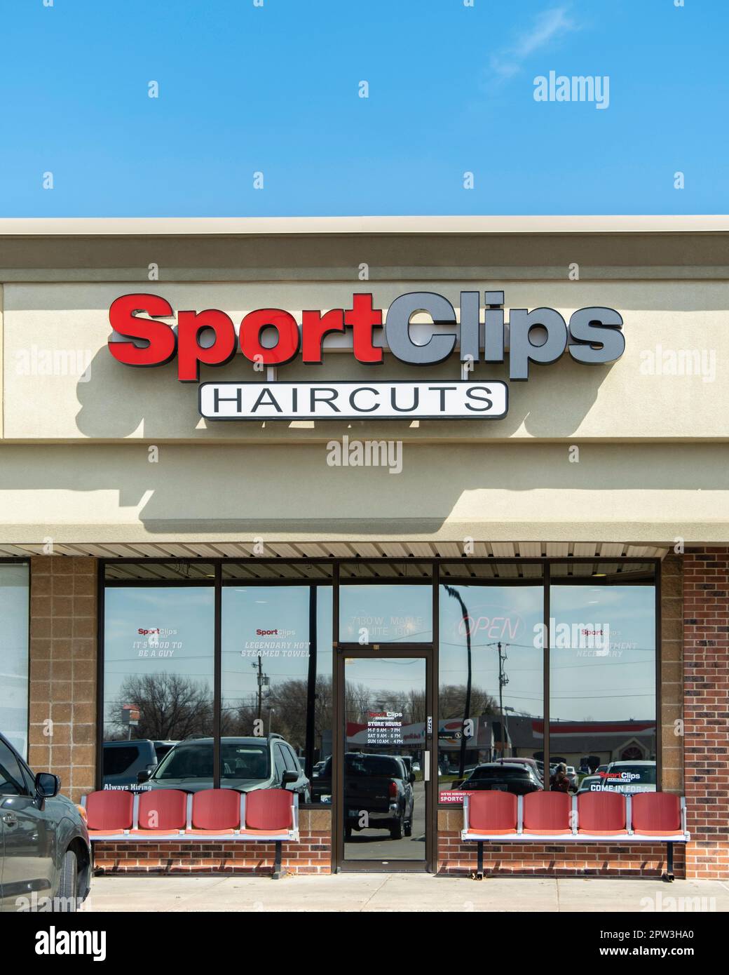 Außenfassade des SportClips Friseurladens, hauptsächlich für Männer in einem Einkaufszentrum. Wichita, Kansas, USA. Stockfoto