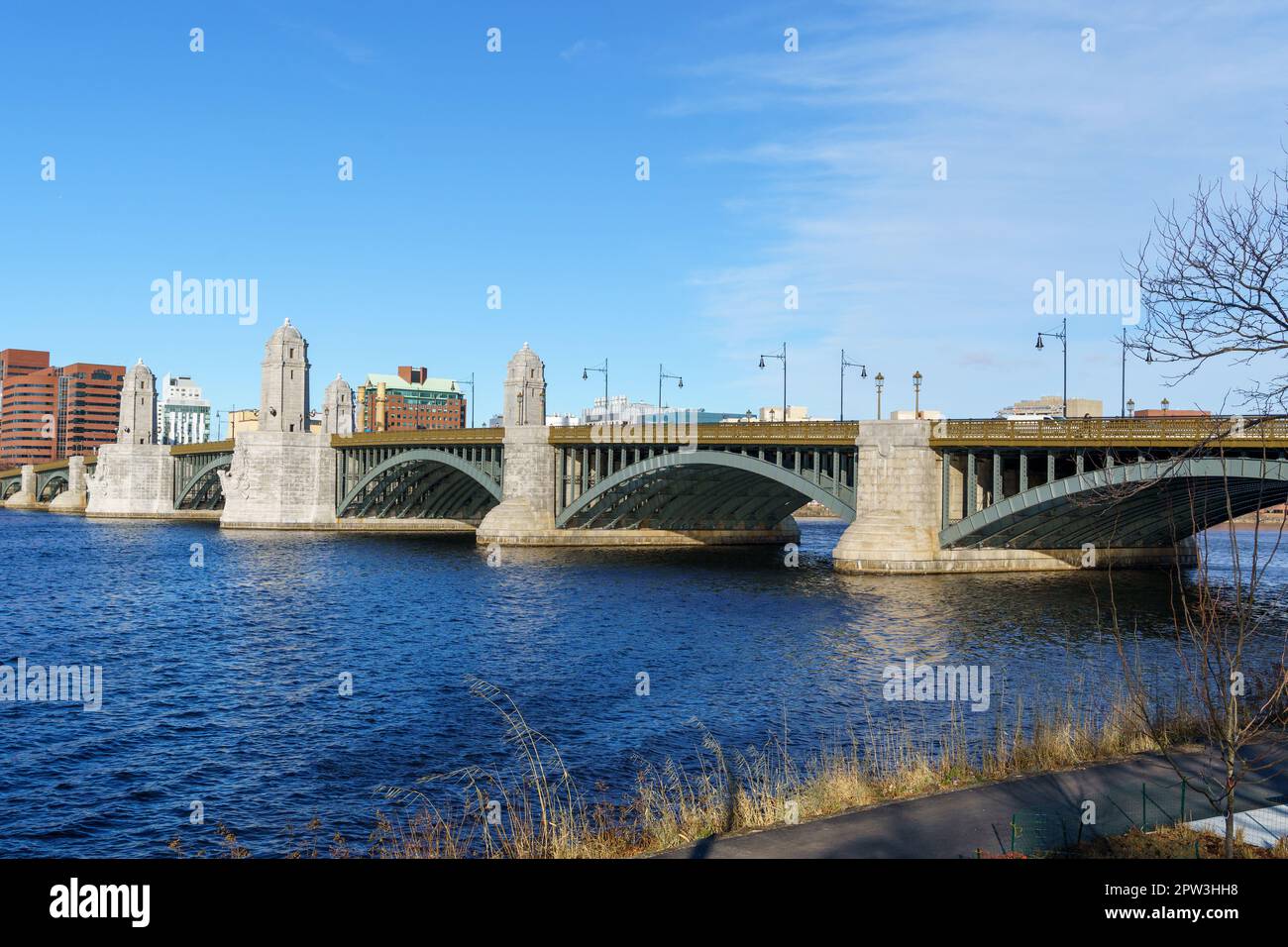 Longfellow Bridge über den Charles River nach Cambridge von Boston, Massachusetts aus gesehen Stockfoto