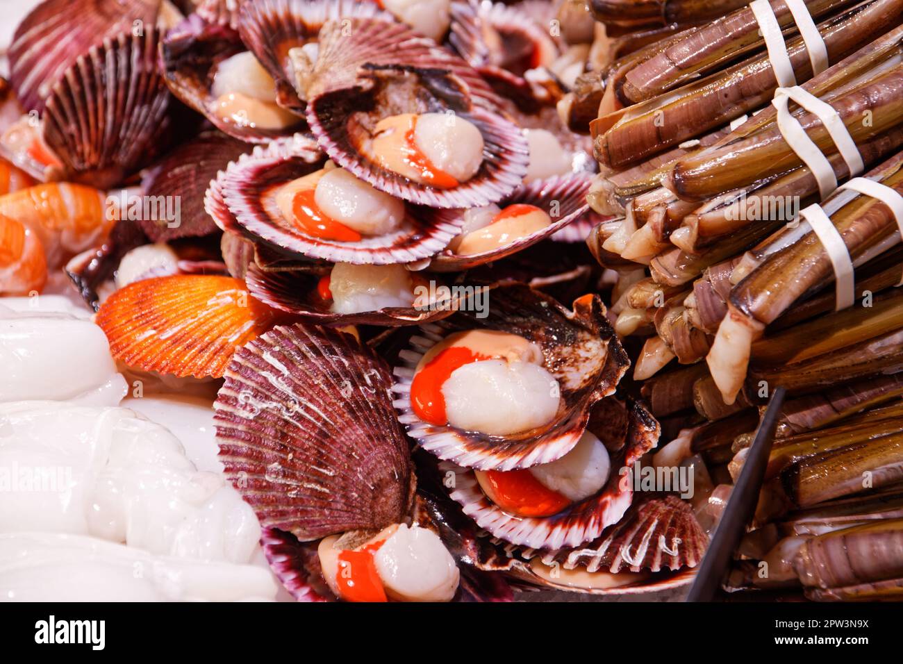 Frischer Fisch und Meeresfrüchte auf einem lokalen Markt in Barcelona, Katalonien, Spanien Stockfoto