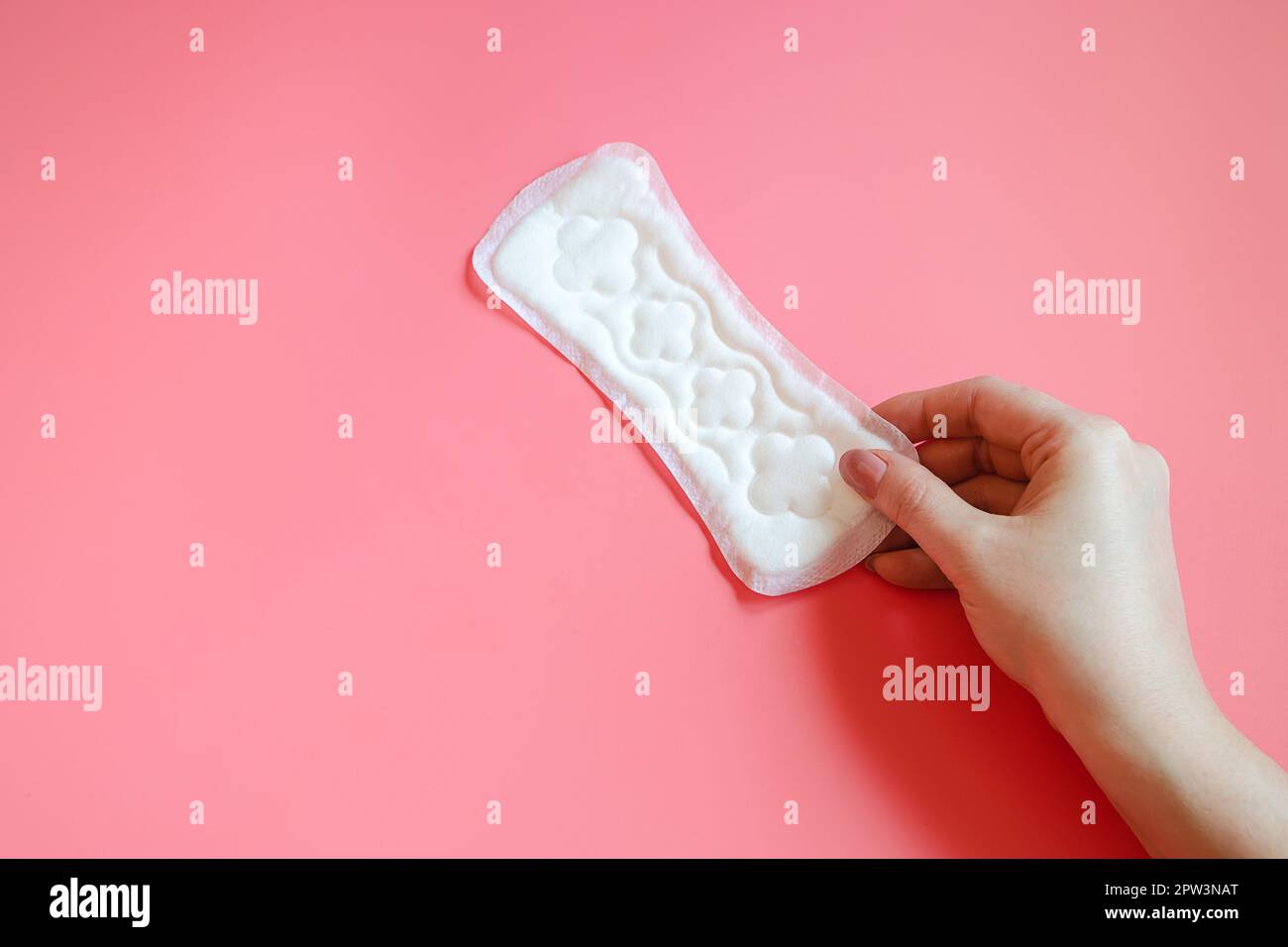 Handgriffe Hygienepad. Menstruationsbegriff auf pinkfarbenem Hintergrund. Frauen intime Gesundheit. Speicherplatz kopieren. Stockfoto