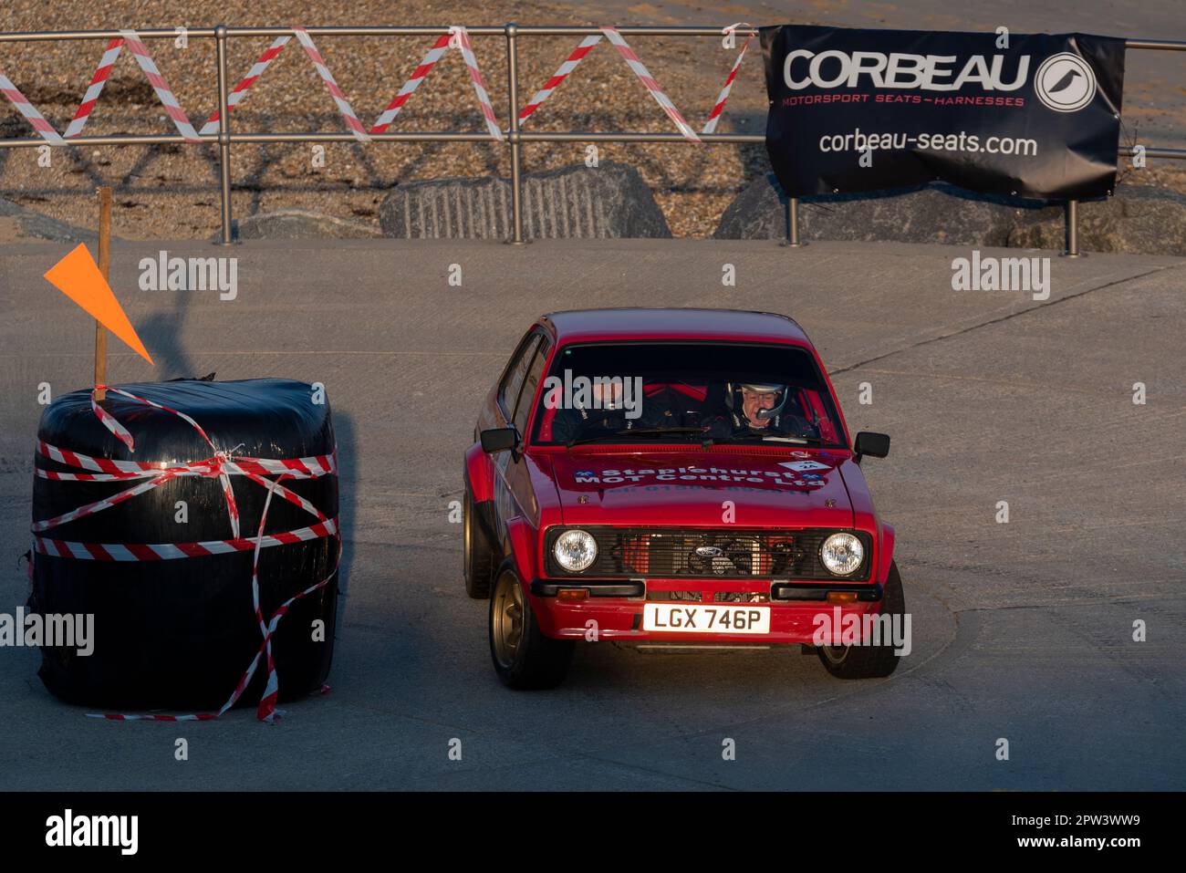 Tim Mewett tritt gegen einen Ford Escort Mk2 an, der an der Corbeau Seats Rallye am Meer in Clacton on Sea, Essex, Großbritannien teilnimmt. Mitfahrer Liz Jordan Stockfoto