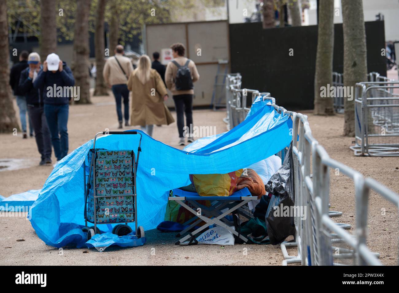 London, Großbritannien. 28. April 2023. Die Royal Superfans haben bereits begonnen, vor der Krönung in der Mall zu zelten. Es ist jetzt etwas mehr als eine Woche bis zur Krönung und London wird mit Touristen und Besuchern sehr voll sein. Kredit: Maureen McLean/Alamy Live News Stockfoto