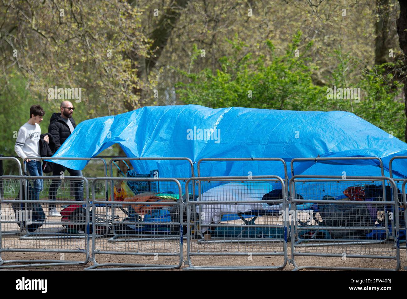 London, Großbritannien. 28. April 2023. Die Royal Superfans haben bereits begonnen, vor der Krönung in der Mall zu zelten. Es ist jetzt etwas mehr als eine Woche bis zur Krönung und London wird mit Touristen und Besuchern sehr voll sein. Kredit: Maureen McLean/Alamy Live News Stockfoto