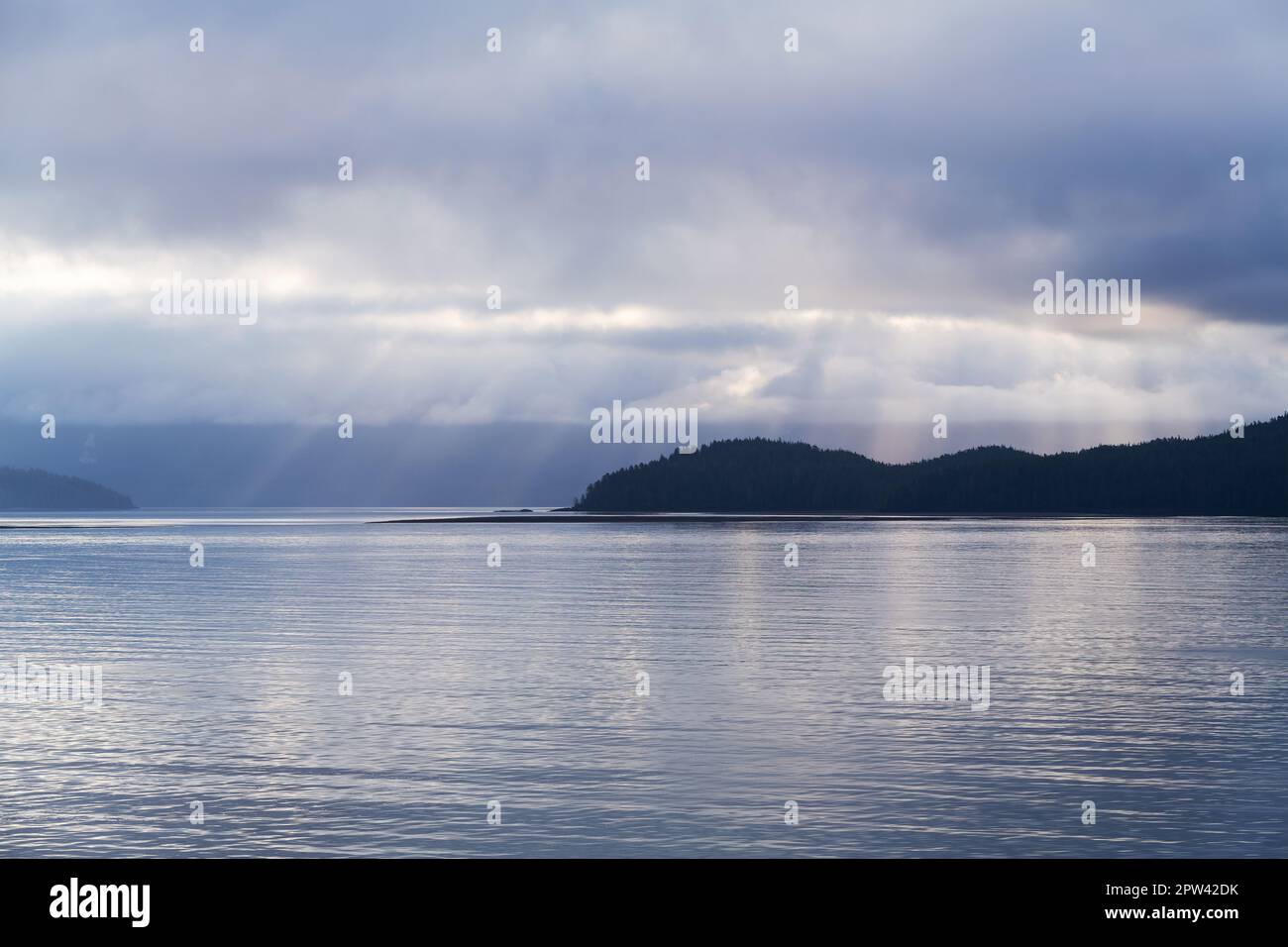 Sonnenaufgang auf den Inseln der Inside Passage Cruise, British Columbia, Kanada. Stockfoto