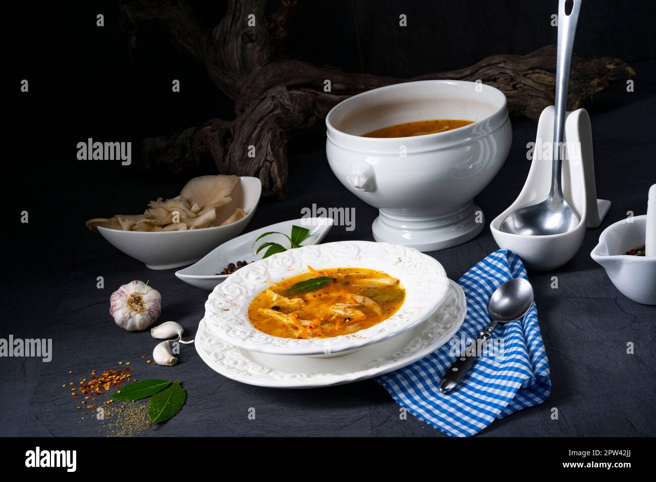 Pikante Austernsuppe mit Hühnerfleisch Stockfoto