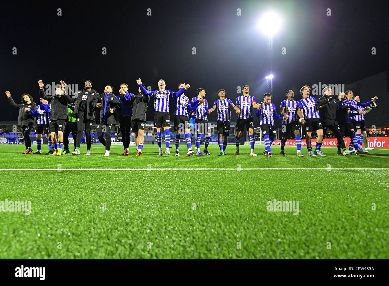 Eindhoven, Nederland. 28. April 2023. EINDHOVEN, 28-04-2023, Jan Louwers Stadium, niederländische Keukenkampioen divisie, Fußballsaison 2022/2023. FC Eindhoven – Jong Utrecht. Das Team FC Eindhoven feiert den Sieg über den FC Jong Utrecht. (2-0) (Foto von Pro Shots/Sipa USA) Guthaben: SIPA US/Alamy Live News Stockfoto