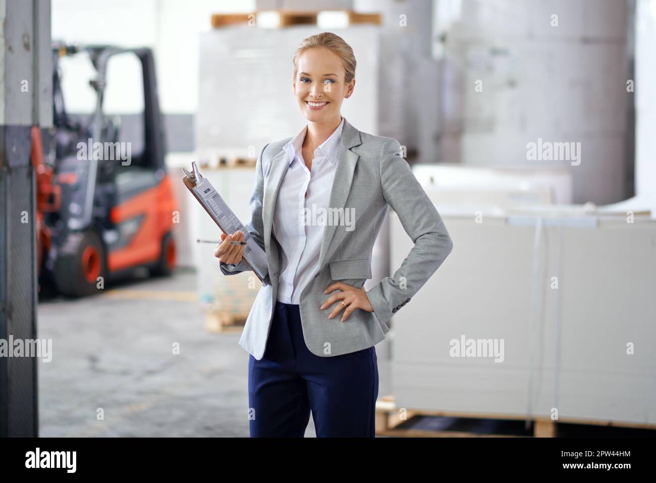 Konzentriert sich darauf, bei jedem Schritt die Messlatte höher zu legen. Ein junger Manager, der in der Fabrik selbstbewusst wirkt Stockfoto