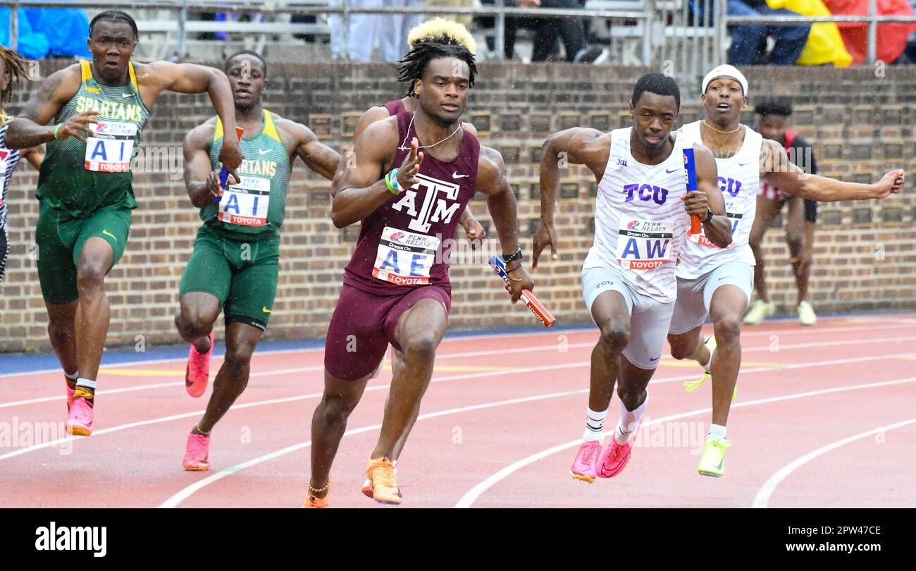 Philadelphia, Pennsylvania, USA. 28. April 2023. 28. April 2023, Philadelphia PA- Texas AM University Runners ISAIAH TEER und JORDAN CHOPANE, in Aktion während der Penn Relays am Franklin Field in Philadelphia PA (Kreditbild: © Ricky Fitchett/ZUMA Press Wire) NUR REDAKTIONELLE VERWENDUNG! Nicht für den kommerziellen GEBRAUCH! Kredit: ZUMA Press, Inc./Alamy Live News Stockfoto