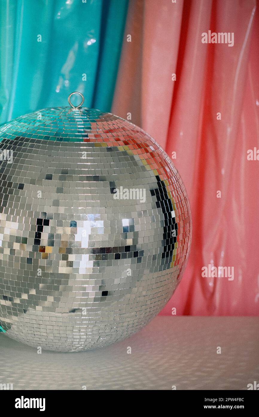 Große disco spiegelkugel -Fotos und -Bildmaterial in hoher Auflösung – Alamy