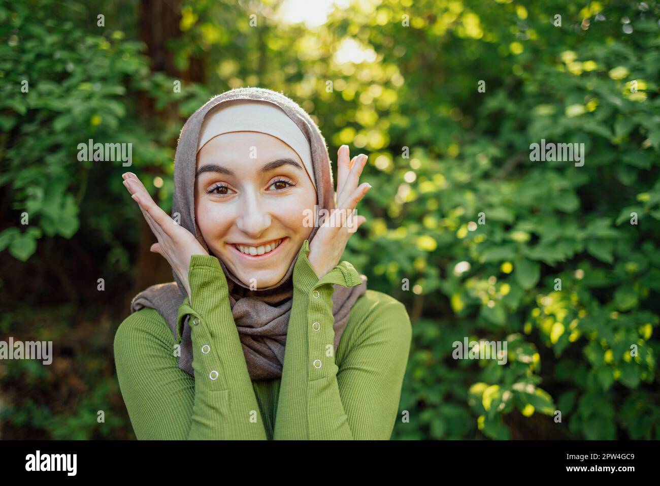 Schöne fröhlich teen High School Mädchen tragen bunte muslimische Kleidung Spaß im Freien Stockfoto