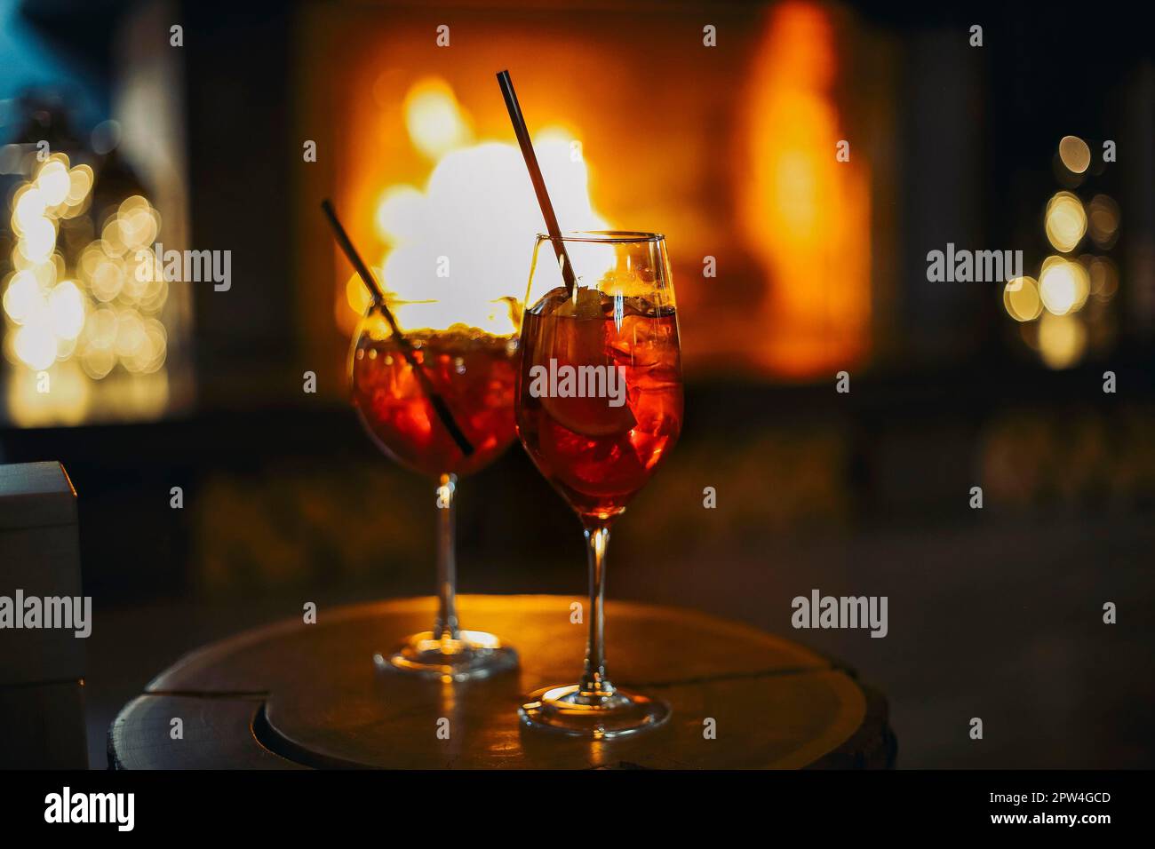 Apperol Spritz Cocktail in Nebelglas am Kamin, selektiver Fokus Stockfoto