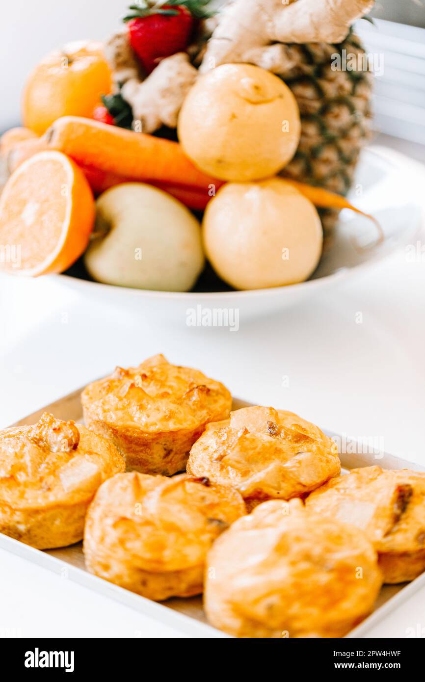 Frühstück mit kleinen Apfelkuchen und frischem Obst. Typisches italienisches Frühstück Stockfoto