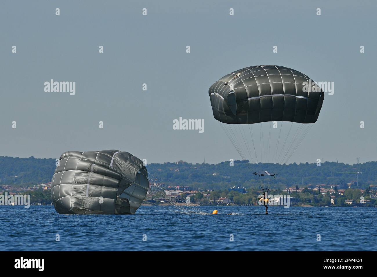 US-Armee-Fallschirmjäger der 173. Luftwaffe, Wassersprung in den Gardasee nahe Pacengo, Italien, 26. April 2023. Die 173. Brigade ist die USA Armee-Notfalleinsatztruppe in Europa, fähig, Einsatzkräfte überall in den USA zu projizieren Zuständigkeitsbereiche der Kommandos für Europa, Afrika oder Central. (USA Armeefoto von Paolo Bovo) Stockfoto