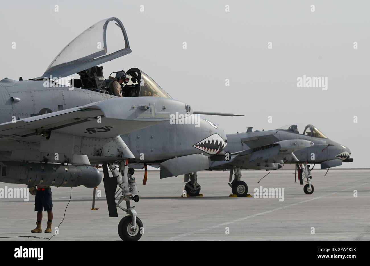 EIN US-AMERIKANISCHER Der Pilot der Luftwaffe, der der 75. Expeditionstruppe zugeteilt wurde, bereitet sich auf das Taxi vor und startet in einem A-10 Thunderbolt II, um eine Mission mit einer Partnernation auf dem Luftwaffenstützpunkt Al Dhafra, Vereinigte Arabische Emirate, am 24. April 2022 durchzuführen. Der Einsatz Von A-10s in der Region bietet neben Kampfflugzeugen zusätzliche Kapazitäten im Nahen Osten. Dieser Einsatz stellt sicher, dass Spezialisten für die Luftunterstützung in der Lage sind, ihre Fähigkeiten in Umgebungen außerhalb der Vereinigten Staaten auszubauen und sicherzustellen, dass Kampfoperationen über die gesamte Truppe hinweg scharf bleiben. (USA Air Force Foto von Tech. Sgt. Alex Fox Echols III Stockfoto