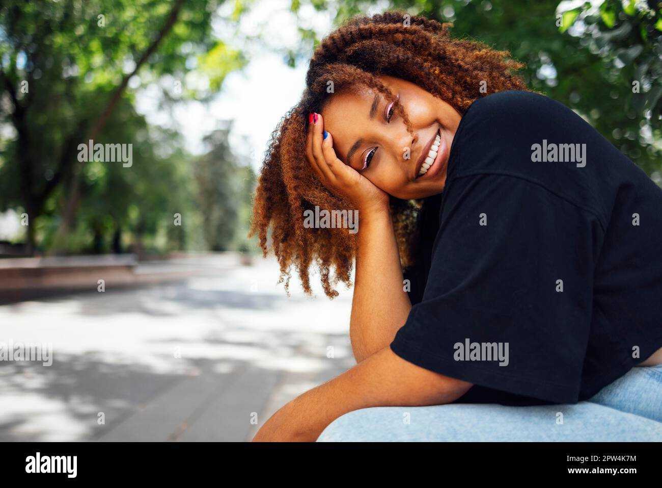 Nahaufnahme Foto von welligen Frisur charmant fröhlich dunkle Haut Person haben gute Laune schönes Sightseeing-Wochenende im Freien Stockfoto